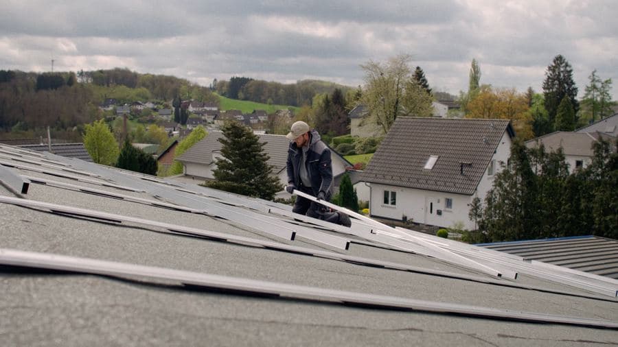 PV-Fachbetrieb bei der Montage von Solarmodulen auf einem Steildach